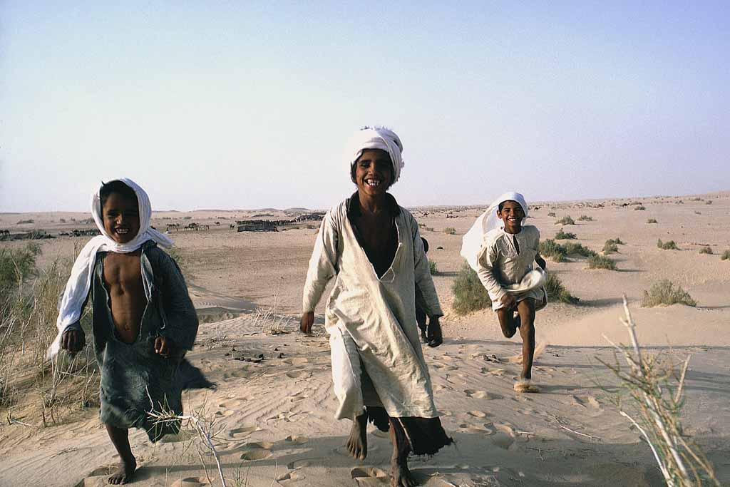 Tor Eigeland - Al-Murrah Bedouin boys racing in the Rub al-Khali, Saudi Arabia's Empty Quarter. W5798