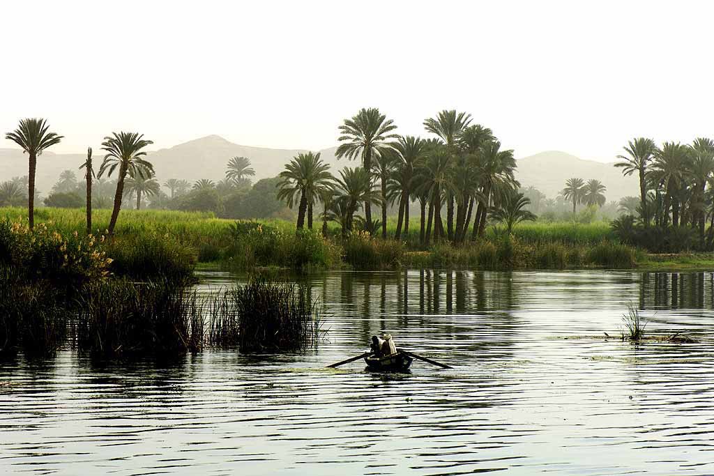 Tor Eigeland - Fishermen seen in a morning mist on the Nile south of Edfu